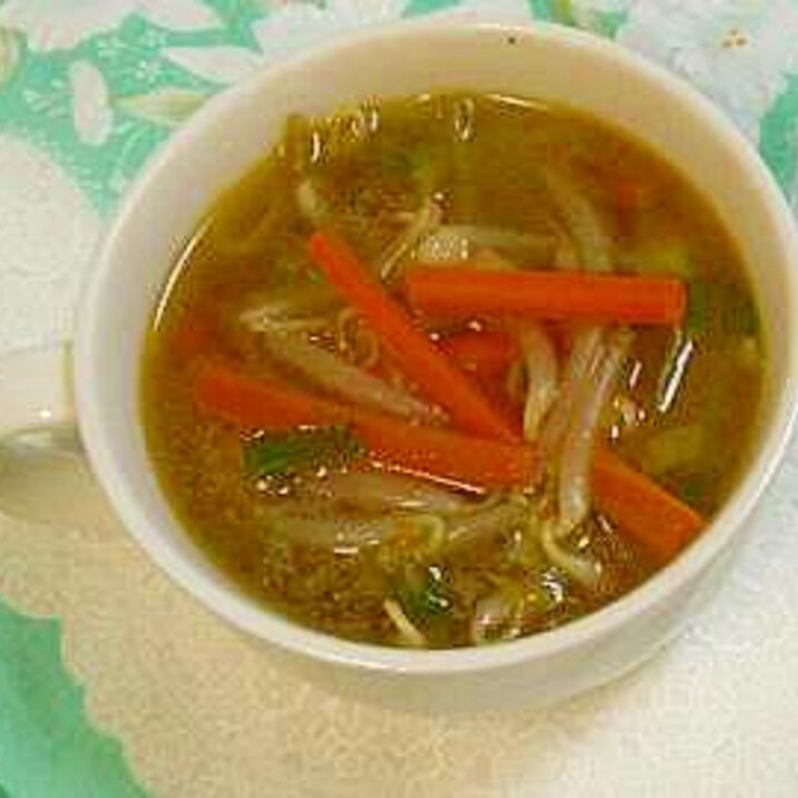 おかずにもなる、炒めもやしの中華スープ